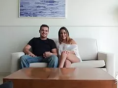 یک دختر جوان در مقابل دوربین به یک دسته از بچه ها تسلیم عکس متحرک کس و کون شد