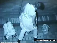 ماساژور برای سه نفر یک زن و شوهر جوان عكس كير وكوس در حال چرخش بود