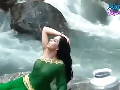 یک عاشق بی پرده کیرو کس خفن در حال تفریح ​​با یک دختر زننده است